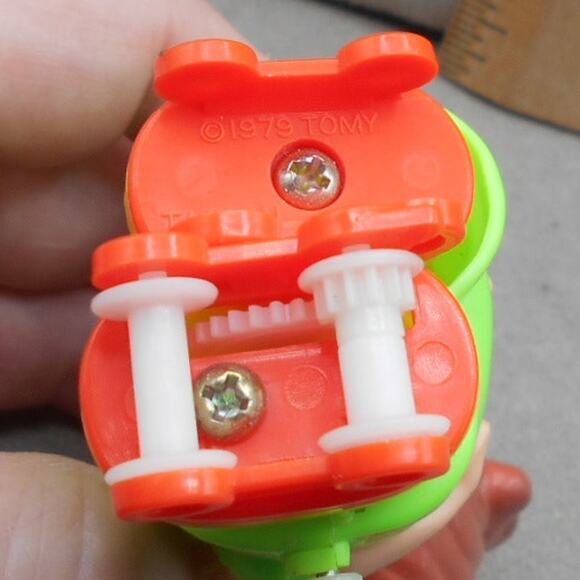 Vintage 1979 TOMY Kid-A-Longs Kids Baby Girl on Roller Skates Wind-up WORKs - Picture 7 of 7